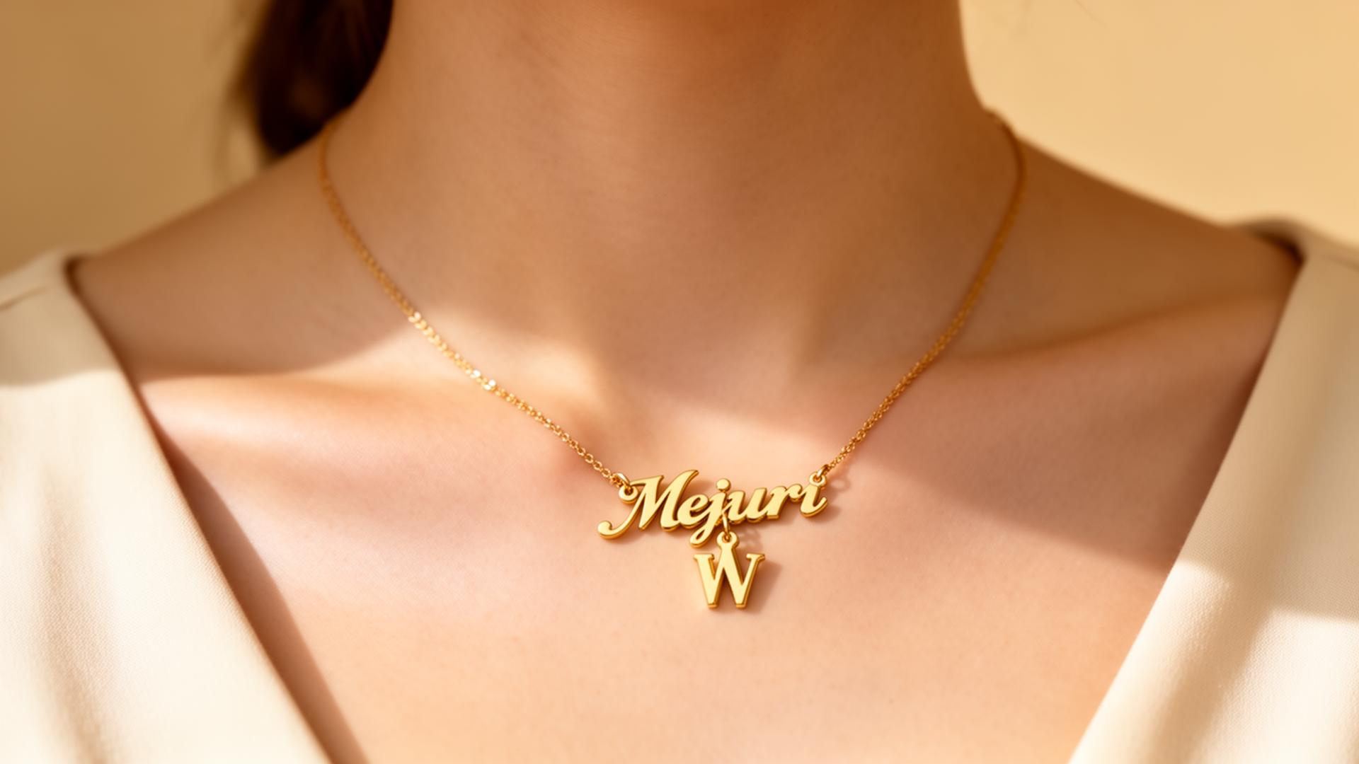 Mujer con collar de nombre personalizado en oro 18k